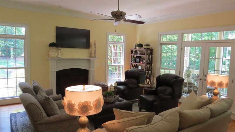 924 Oak Creek Rd, Raleigh, NC 27615
