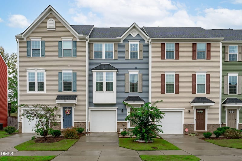 925 Arnold Place Dr, Fuquay Varina, NC 27526