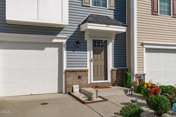925 Arnold Place Dr, Fuquay Varina, NC 27526