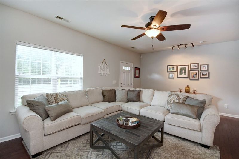 927 Ileagnes Rd, Raleigh, NC 27603