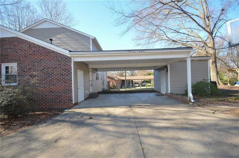 927 Kimberly Rd, Burlington, NC 27215