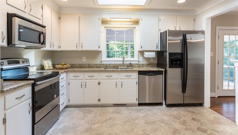 927 Manchester Dr, Cary, NC 27511
