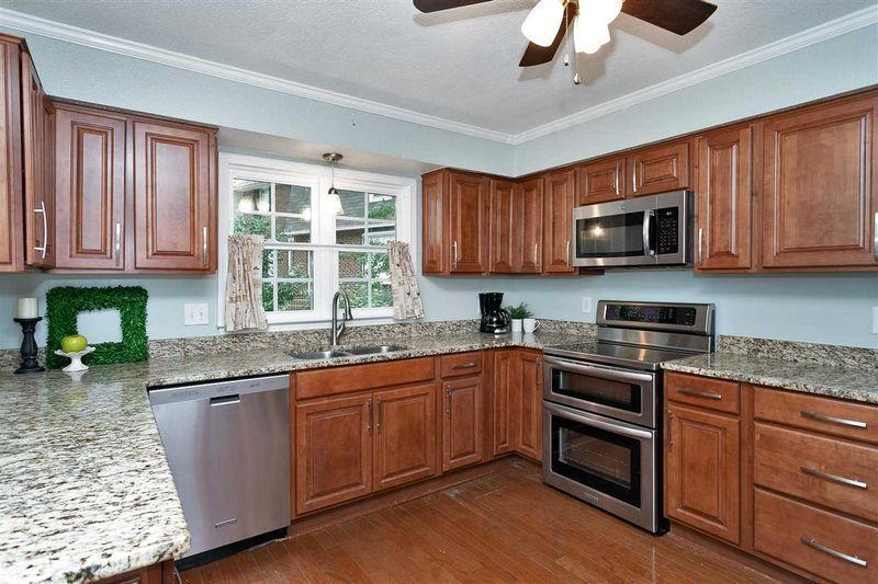 928 Hampshire Ct, Cary, NC 27511