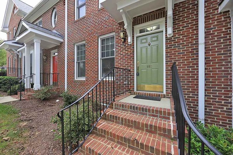 930 Edgewater Cir #930, Chapel Hill, NC 27516