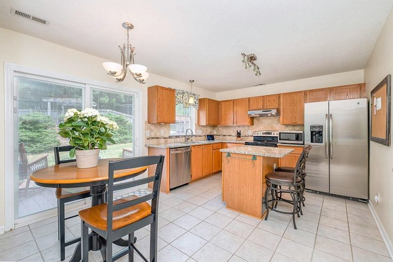 9301 Erinsbrook Dr, Raleigh, NC 27617