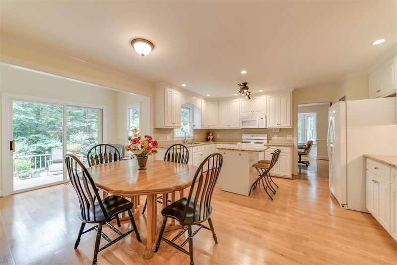 9301 Foxburrow Ct, Raleigh, NC 27613