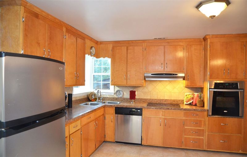 933 Northbrook Dr, Raleigh, NC 27609