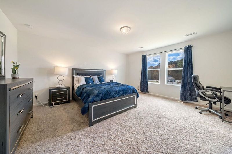944 Logan Canyon Ln, Zebulon, NC 27597