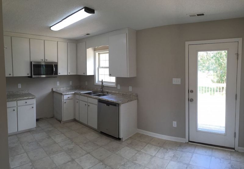 949 Lee Rd, Clayton, NC 27520