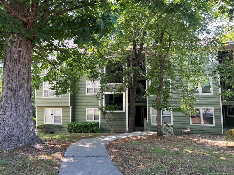 950 Stearts Creek Dr, Fayetteville, NC 28314