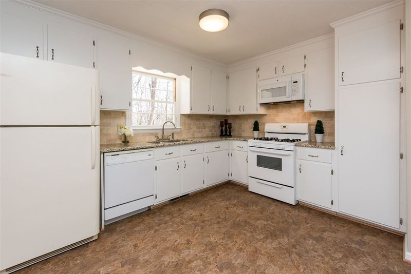 951 Manchester Dr, Cary, NC 27511
