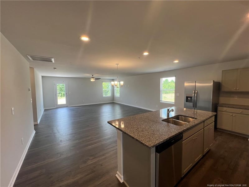 951 Sapphire Stone Ln, Hope Mills, NC 28348
