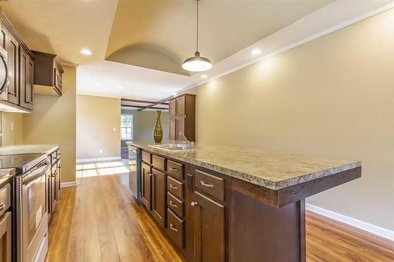 953 Cheeks Ln, Graham, NC 27253