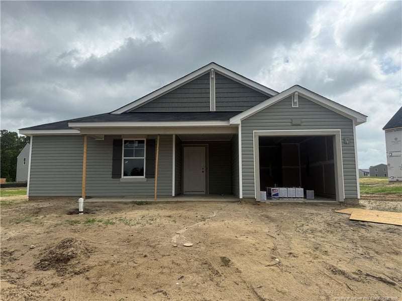 972 Sapphire Stone Ln, Hope Mills, NC 28348