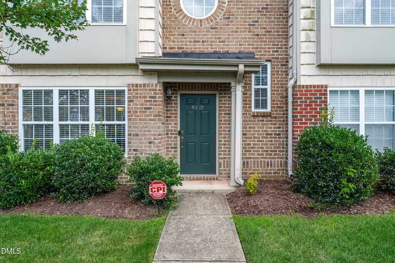 9819 Castain Dr, Raleigh, NC 27617