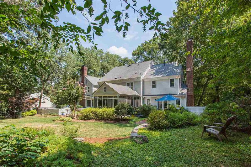 992 Cleland Dr, Chapel Hill, NC 27517