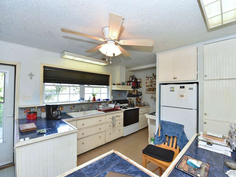 993 Lee Rd, Clayton, NC 27520