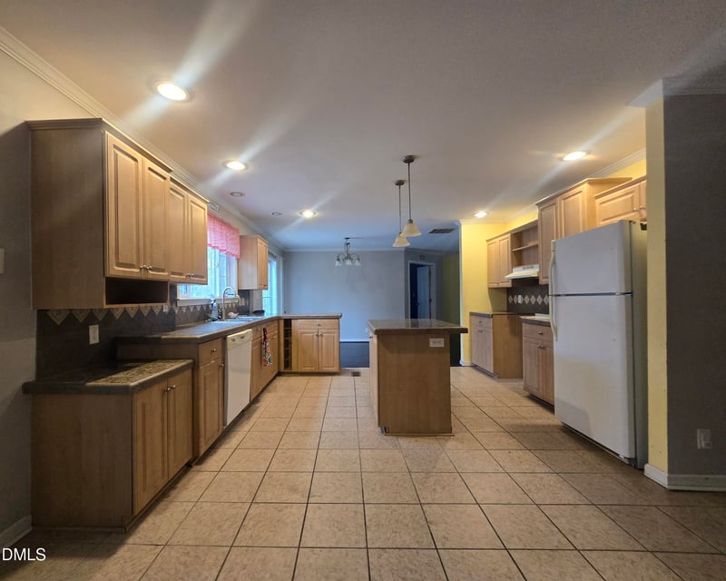 9984 Nc 42 , Holly Springs, NC 27540