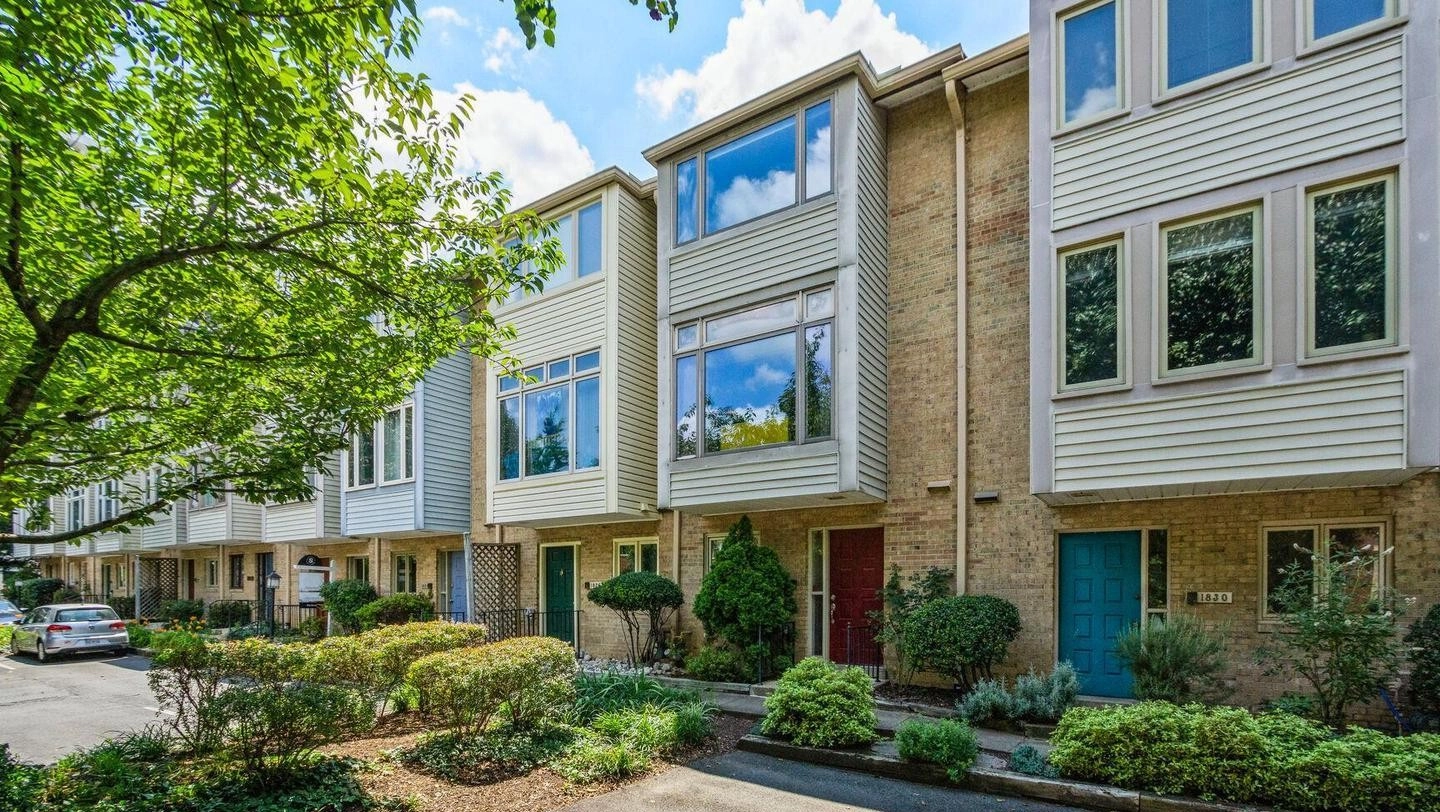 Rosslyn Mews Townhomes for Sale