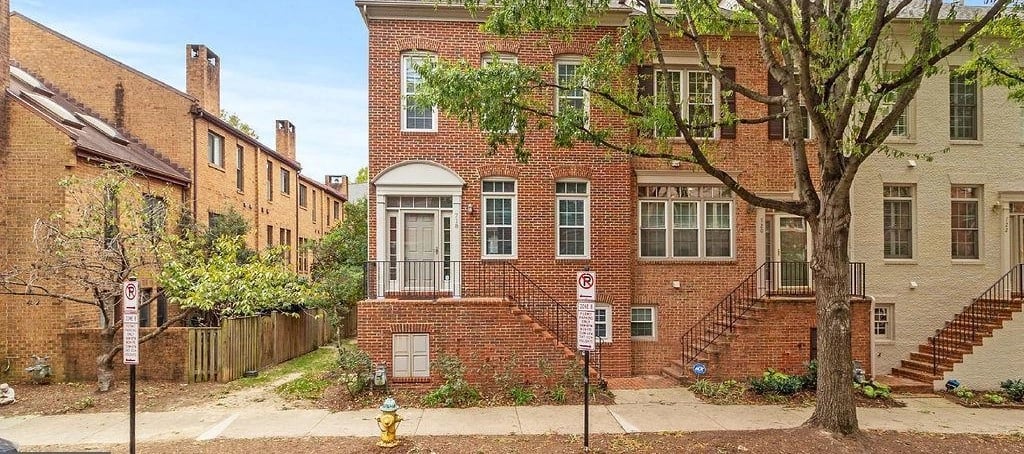 Courts Of Ballston Townhomes For Sale in Arlington