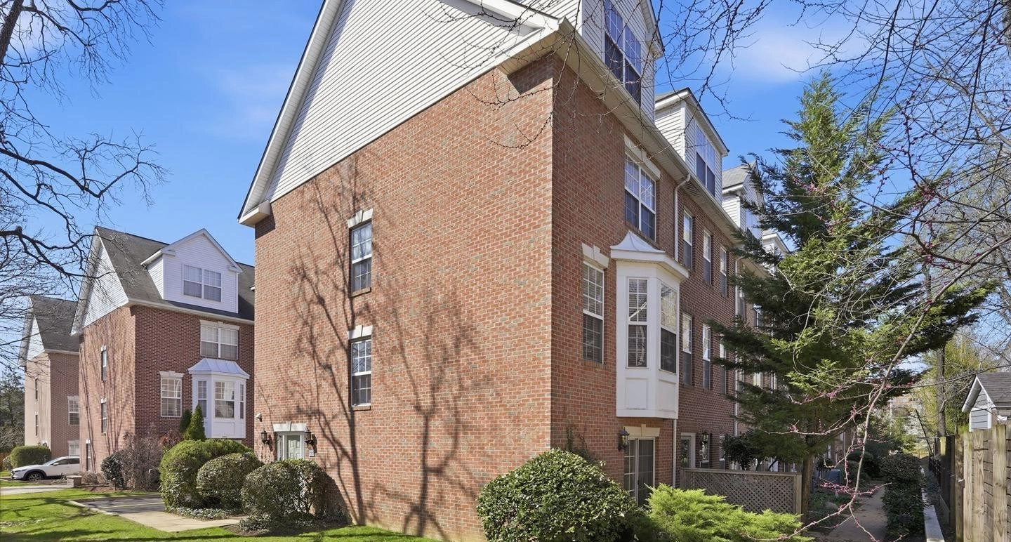 Courthouse Square, <h1>Arlington, VA