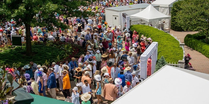 crowd of people in line at the kentucky derby