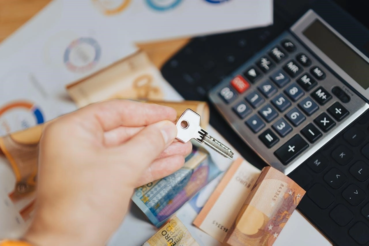 Cash Buyers vs. Real Estate Agents: Why Homeowners Are Skipping the Middleman