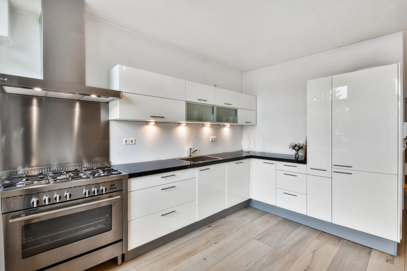 How to Choose the Right Shade of Green for Your Kitchen Cabinets