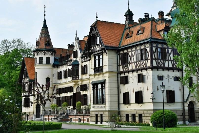 How to Find a Historic House to Buy