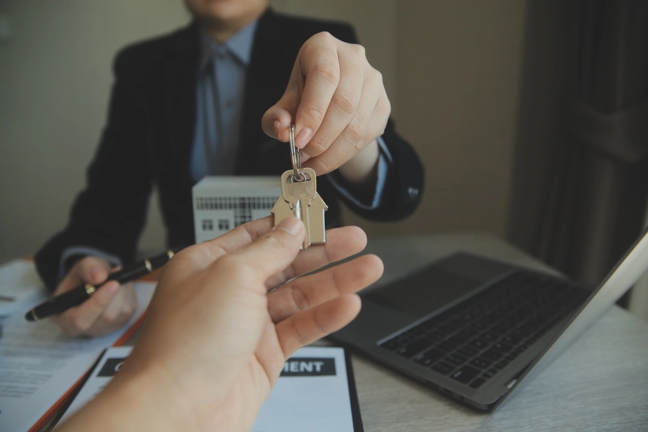 How to Find the Right Airbnb Manager: Complete Guide 2025