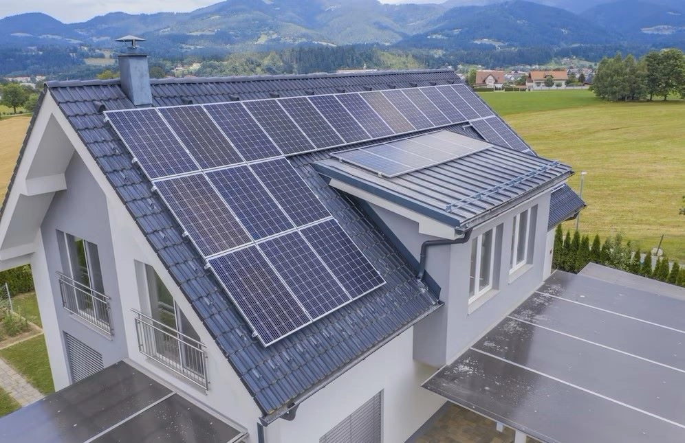 Intelligent Roofing Systems: Enhancing Building Performance through Smart Construction