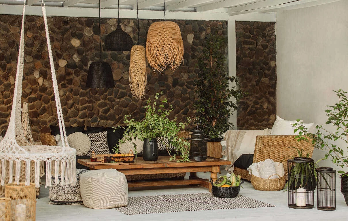 Seasonal Exterior Décor Calendar for Homeowners & Sellers