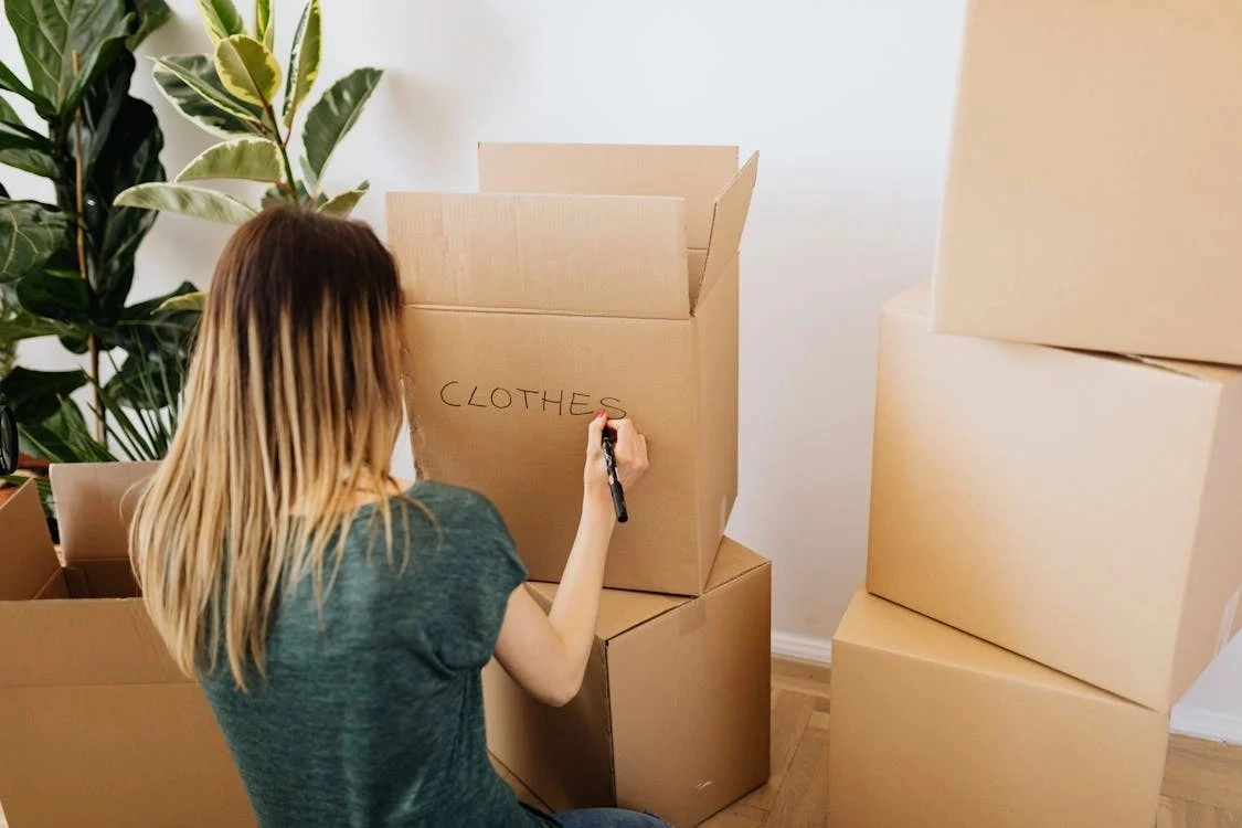 Simple Checklist: How to Pack Clothes for Moving -