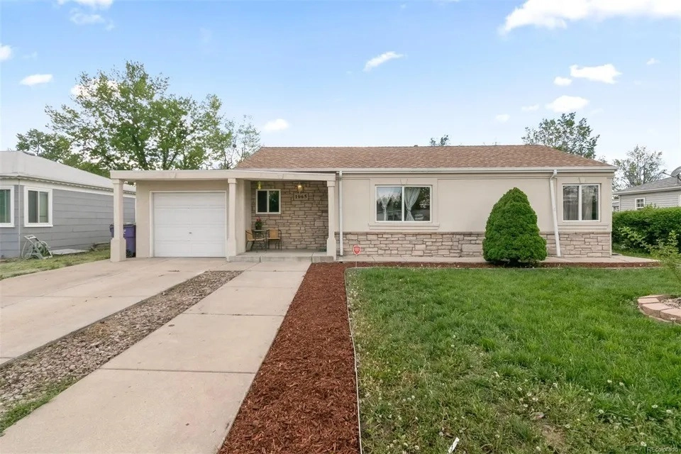 THIS REALLY IS A JEWEL! NO ONE WOULD GUESS THAT THIS IS A HUD HOME! GRANITE! UPDATES! AND A GARAG...