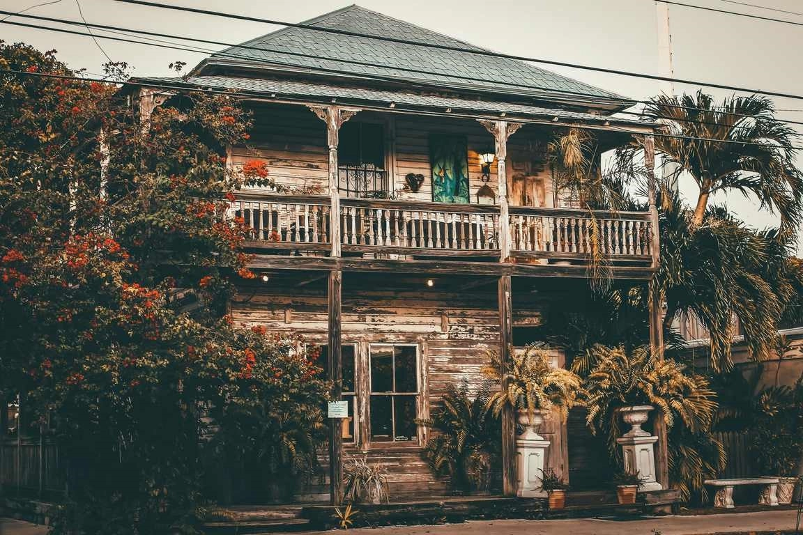 Tips for Selling an Old House That Requires Repairs