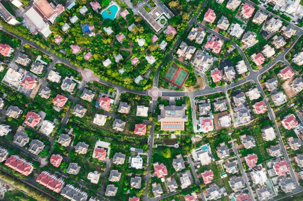 How to Choose Between City and Suburban Living