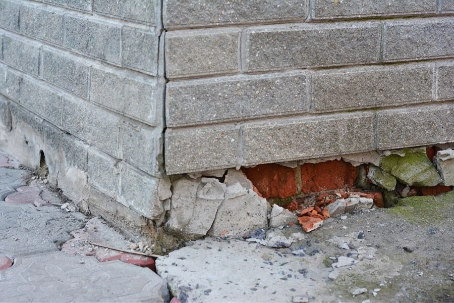 5 Signs Your Home’s Foundation Is Sinking Over Time -