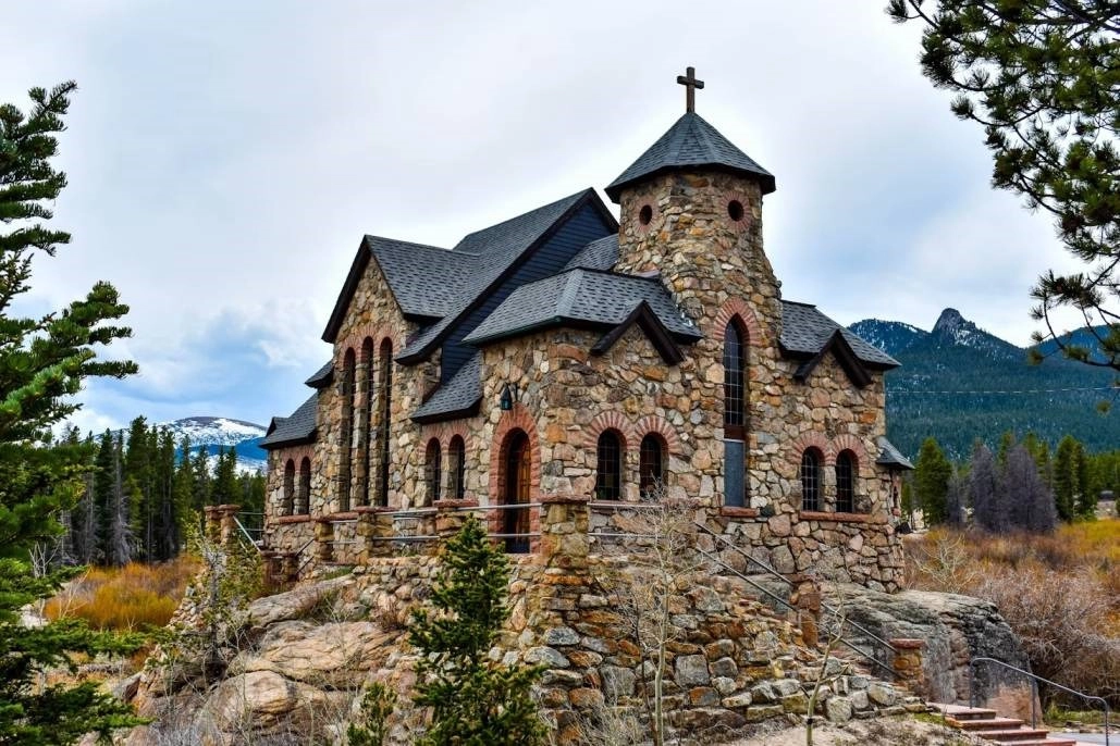 Choosing Your Perfect Lakefront Home: Colorado vs. The Rest -