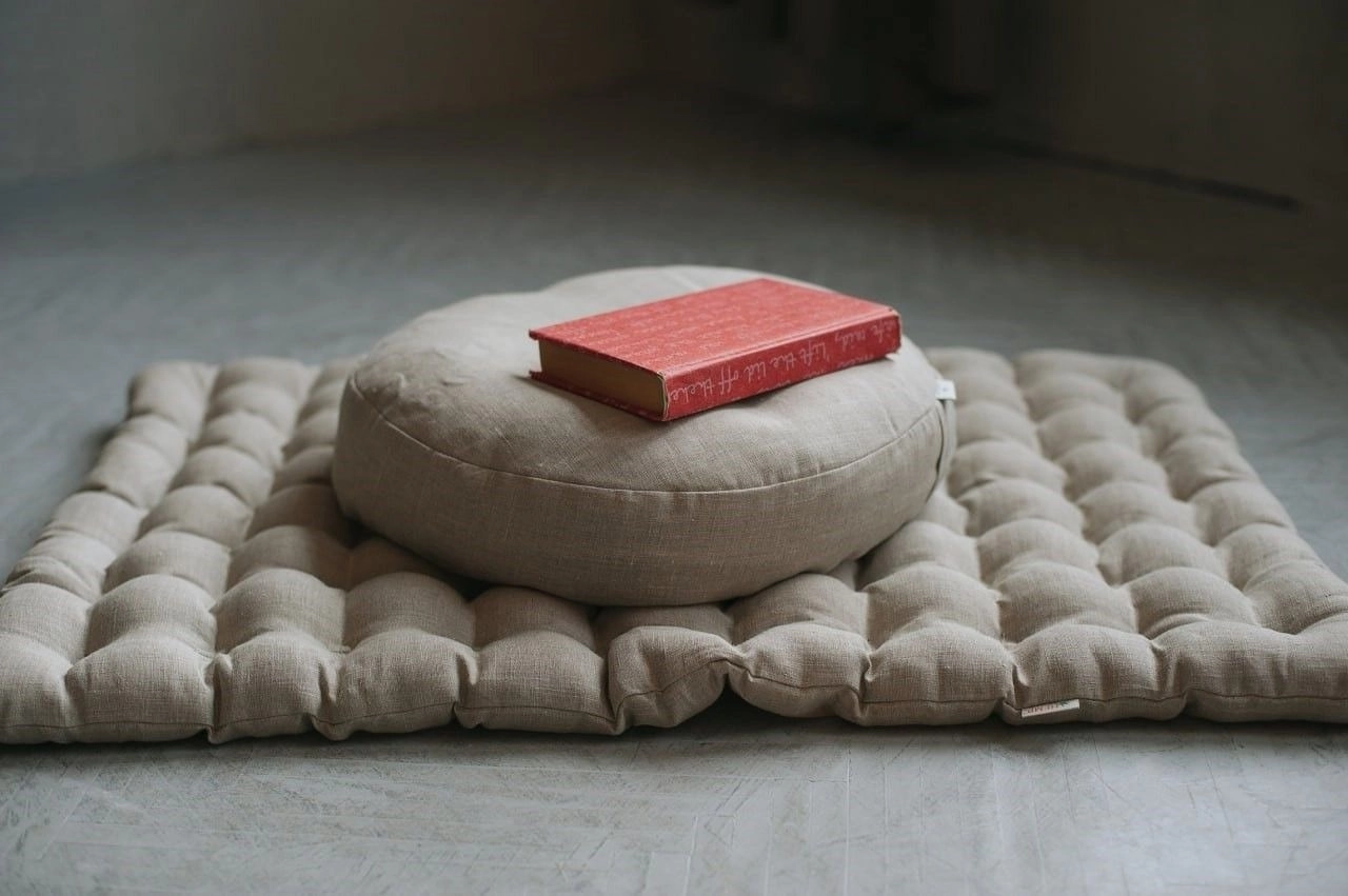 Floor Pillows: Lounge Comfort Fit Your Space - The Kenna Real Estate Group