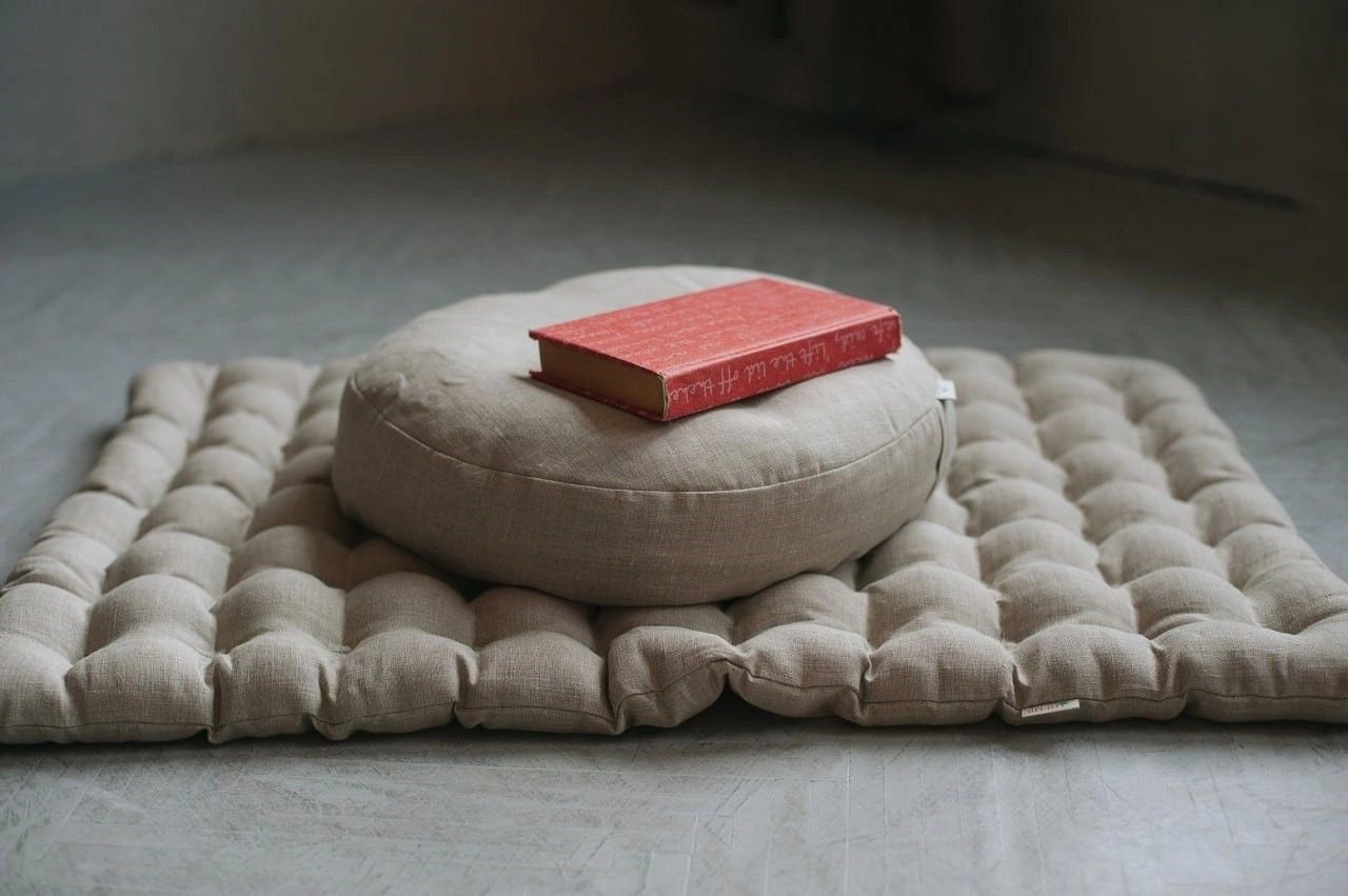 Floor Pillows: Lounge Comfort Fit Your Space