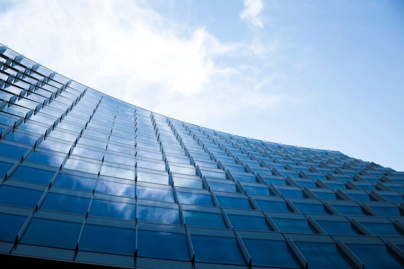 How Glass Installation Companies Handle Unique Building Shapes and Designs