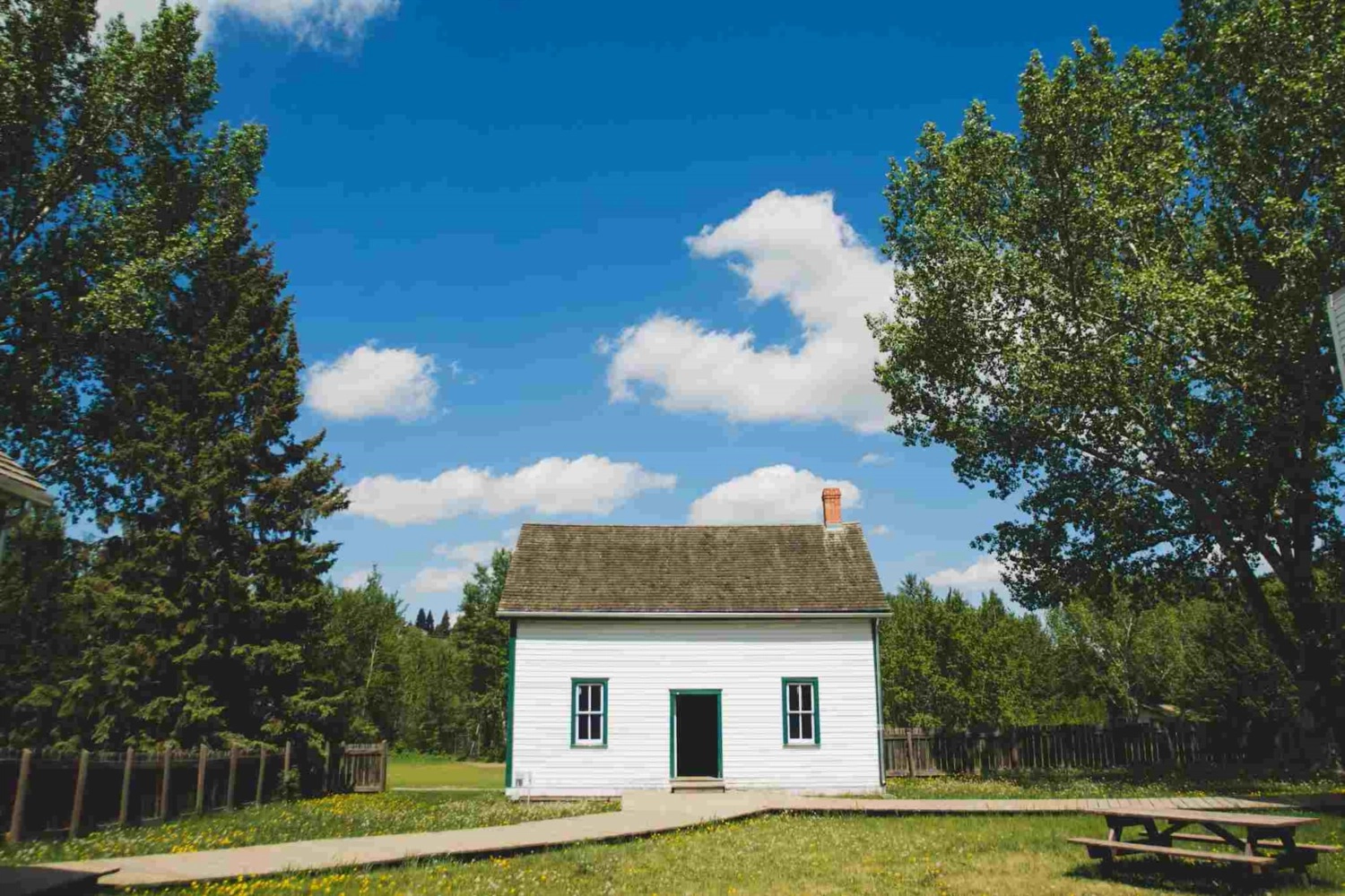 The Advantages of Selling Your Modern Ranch House to Cash Home Buyers -