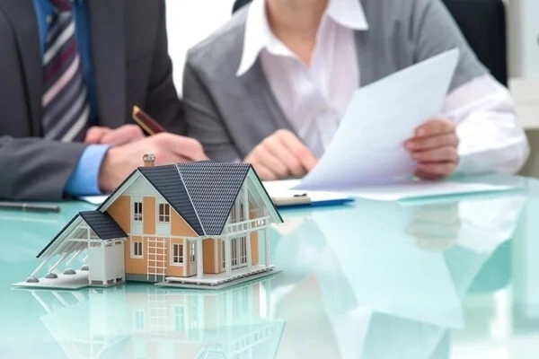 How Home Staging Influences Buyer Decisions in Competitive Real Estate Markets