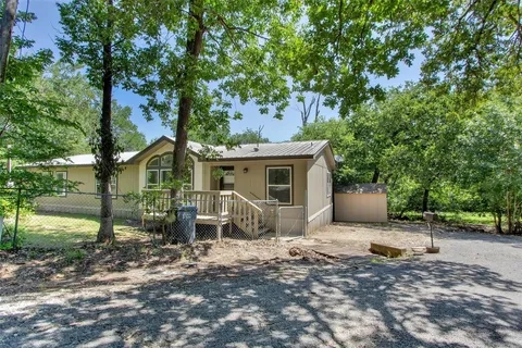 SOLD: 109 Scenic Dr, Pottsboro, TX – 3 Bed Home on a Wooded Lot