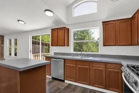 Kitchen at 109 Scenic Dr, Pottsboro TX