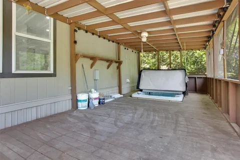Porch and outdoor living area at 109 Scenic Dr, Pottsboro TX