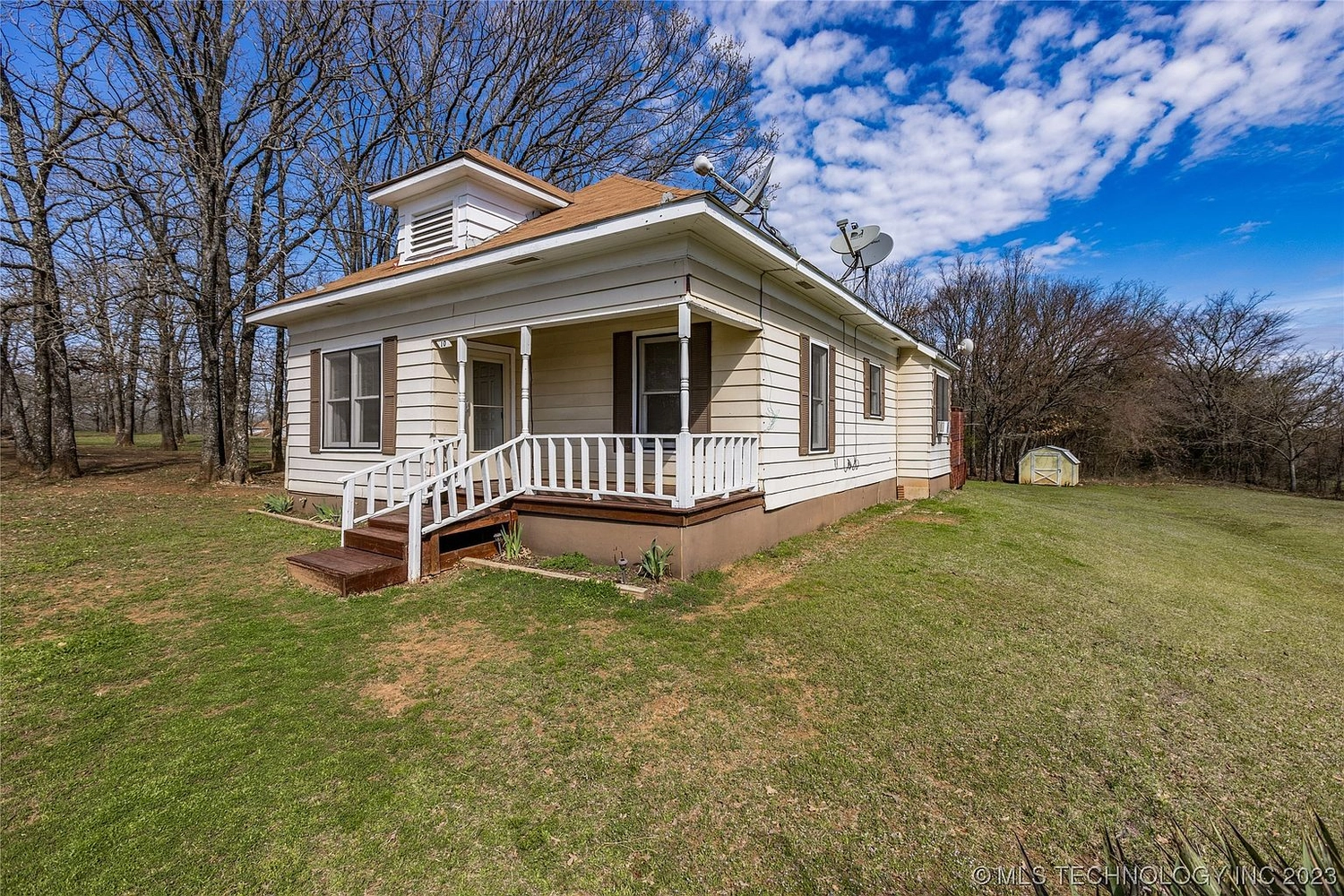 Porch and outdoor living area at 10 Hidden Valley, Durant OK