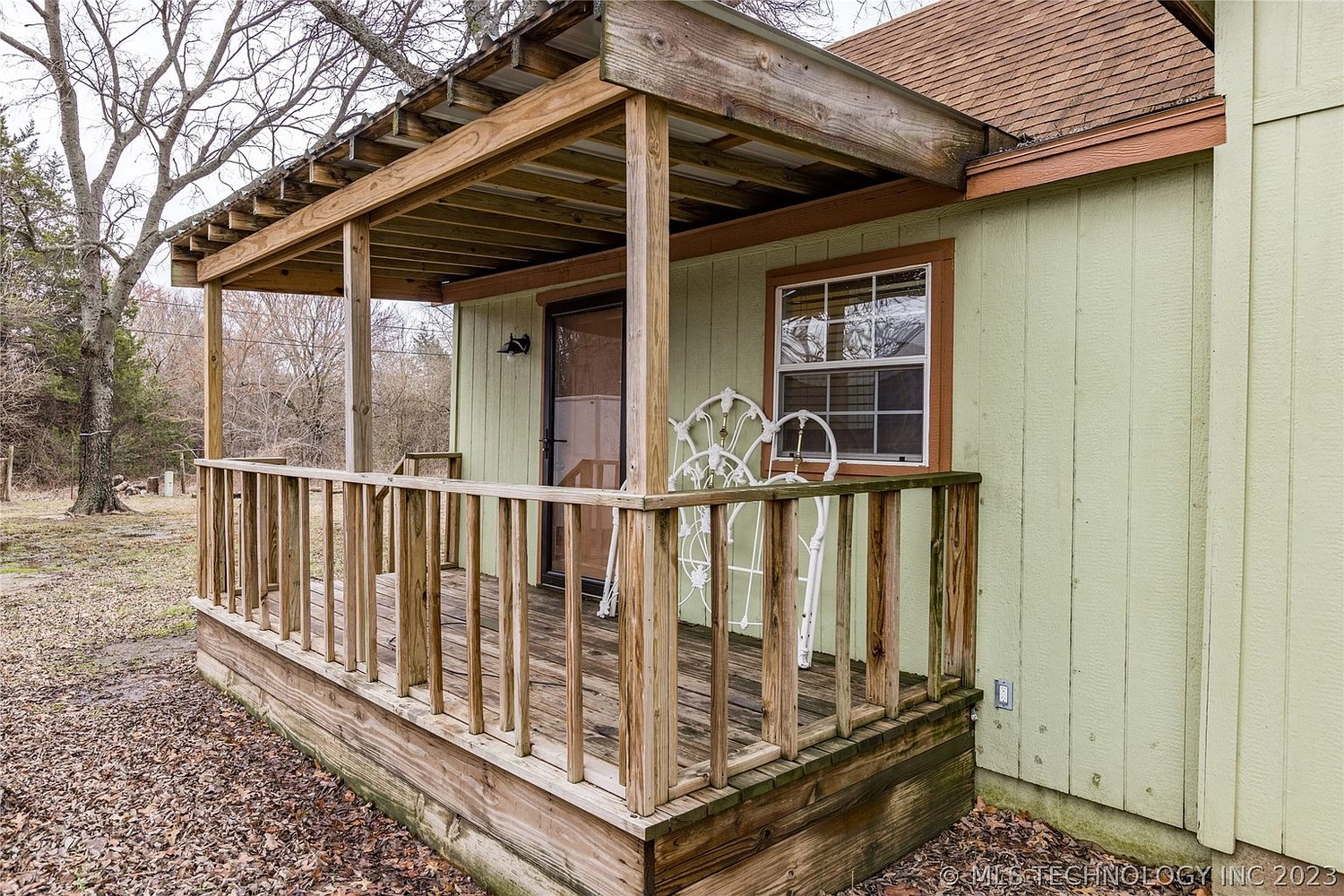 Porch and outdoor living area at 106 Umsted Avenue, Colbert OK