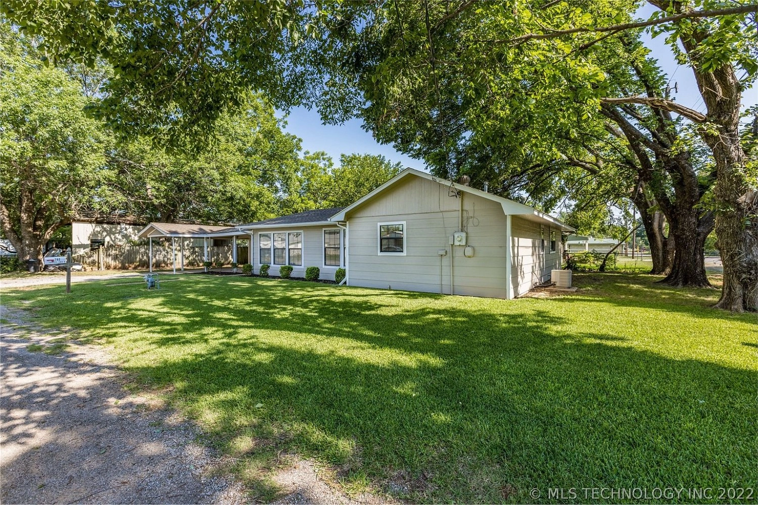 702 Mooney Road Colbert OK - yard