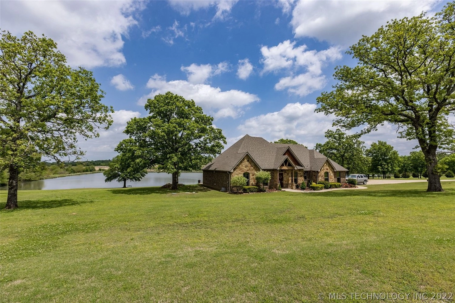 3079 N Lakeside Atoka OK - yard